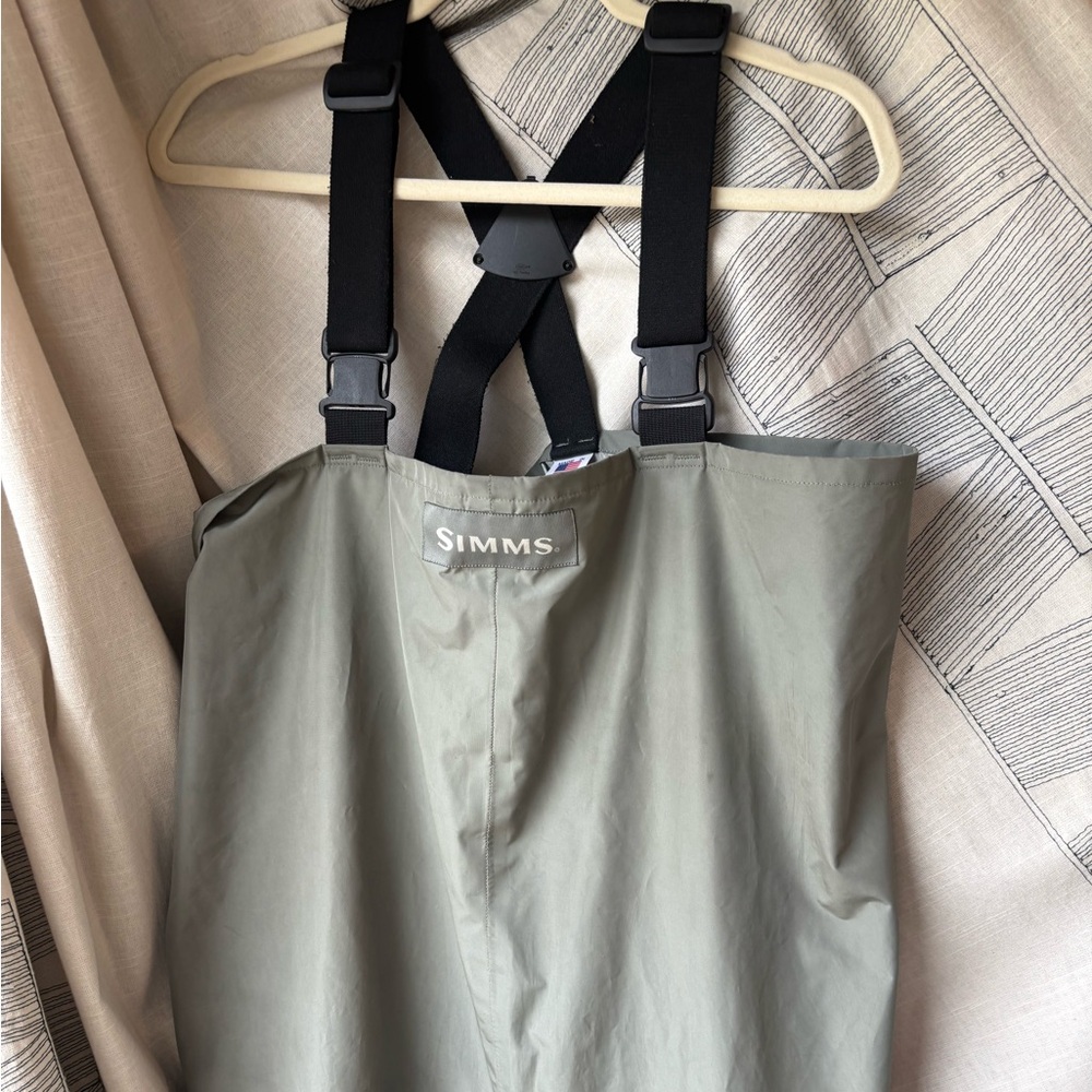 Simms Green waterproof waders with neoprene feet. Men’s medium, Made in USA